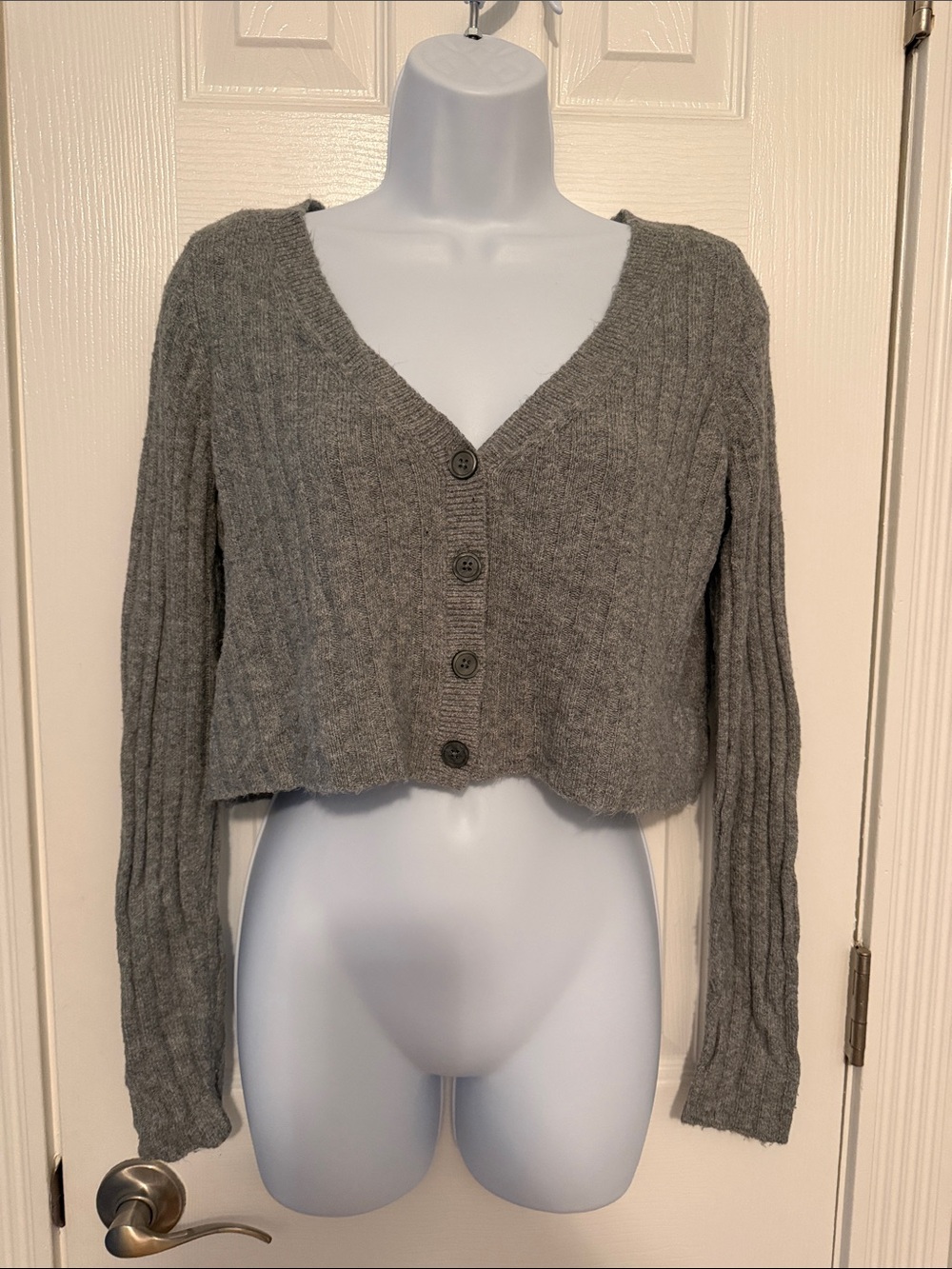American Eagle Outfitters Gray Cropped V-Neck Button Cardigan